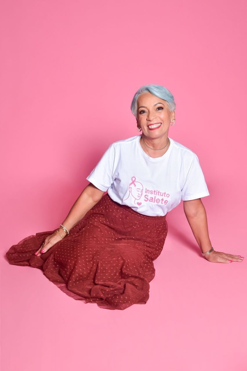 Mulher assistida pelo Instituto, com camiseta do Instituto Salete, em foto do Calend&aacute;rio 2027